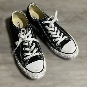 Black and white low top converse